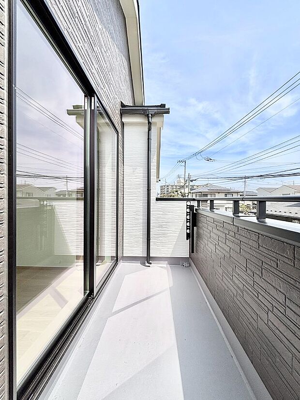 【バルコニー】暖かな陽光が降り注ぐバルコニーはお洗濯におすすめ。爽やかな風も心地よいです。