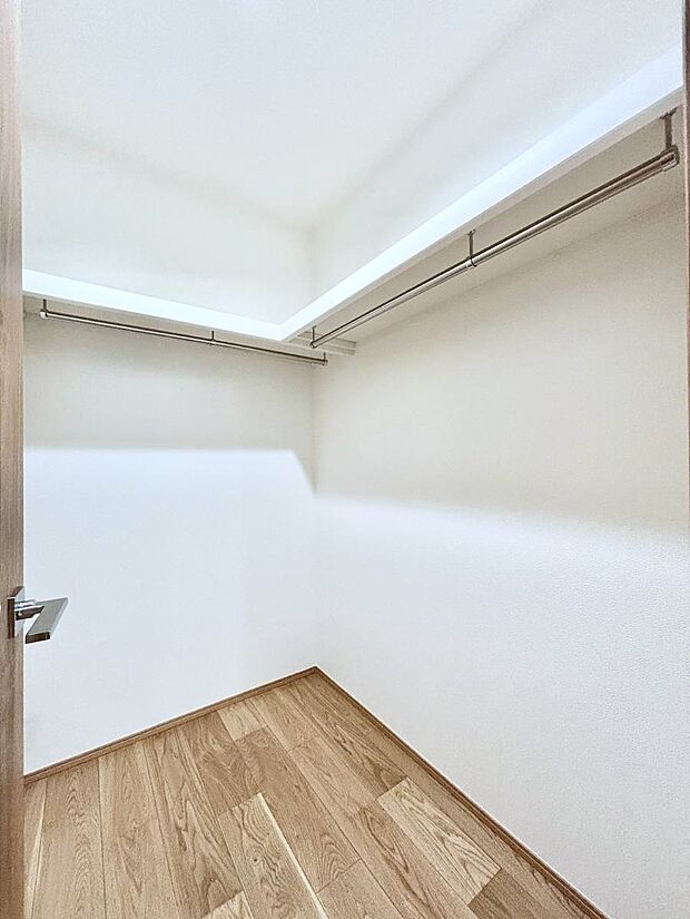 【ウォークインクローゼット】衣類をハンガーに掛けたまま収納できるWIC。衣類の整理整頓がしやすくて便利です!