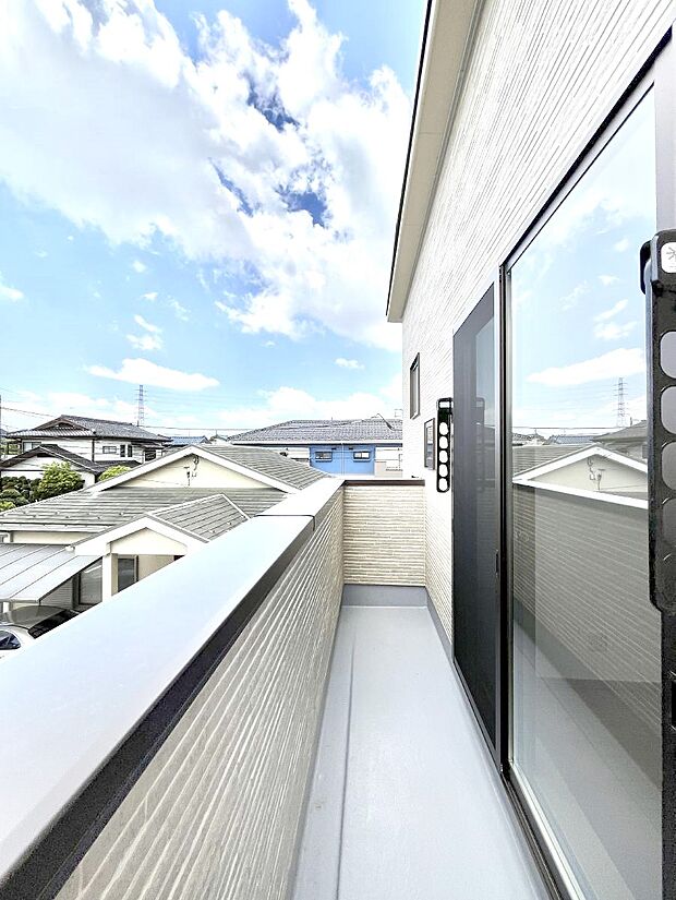 【バルコニー】ゆったりバルコニーだから沢山お洗濯ものを干せます。