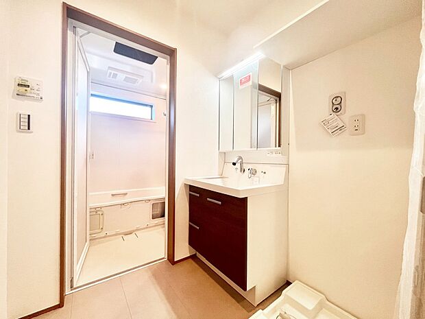 【脱衣場】清潔感のある快適空間です。毎日の身支度も気持ち良くお使い頂けます。