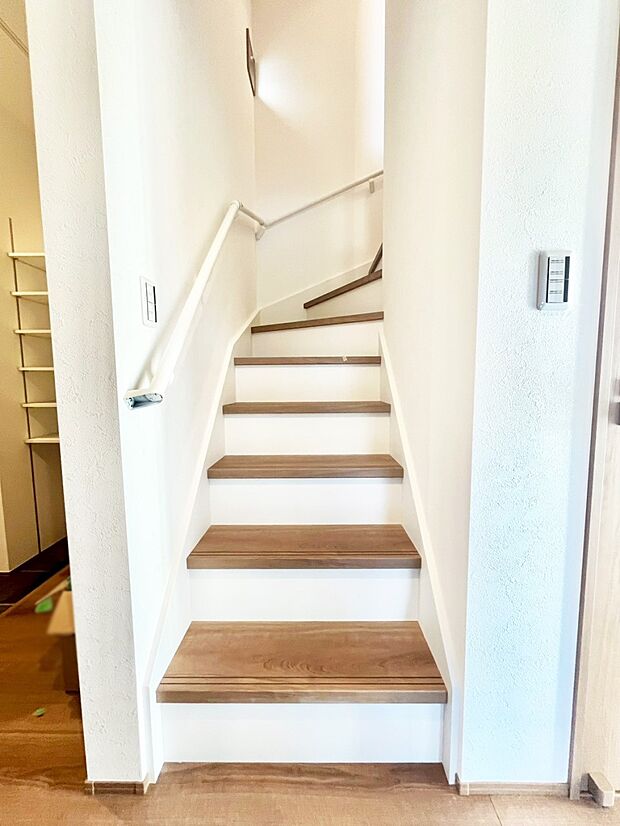 【その他内観】安全性を考慮し階段には手すりを設置しています