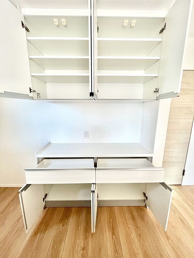 【キッチンカップボード】カップボードも標準装備 広々スペースでお料理しやすいキッチンです