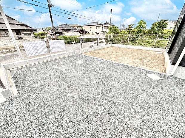 【庭】家族で楽しめる庭付きです。ガーデニングや物置を置いたり、お子様がいらっしゃるご家庭ではプールなど使い方はさまざまです。