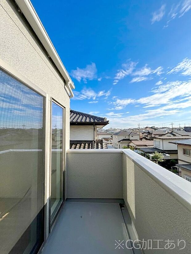 【バルコニー】暖かな陽光が降り注ぐバルコニーはお洗濯におすすめ。爽やかな風も心地よいです。