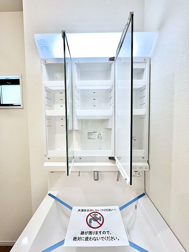 【三面鏡裏収納】三面鏡の裏に、化粧品や衛生用品などを収納可能。洗面台をすっきりと保ちます！