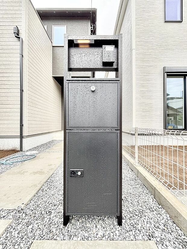 【その他現地】表札・インターホン・ポスト・宅配ＢＯＸをひとつに集約。エントランスになじむシンプルデザイン。