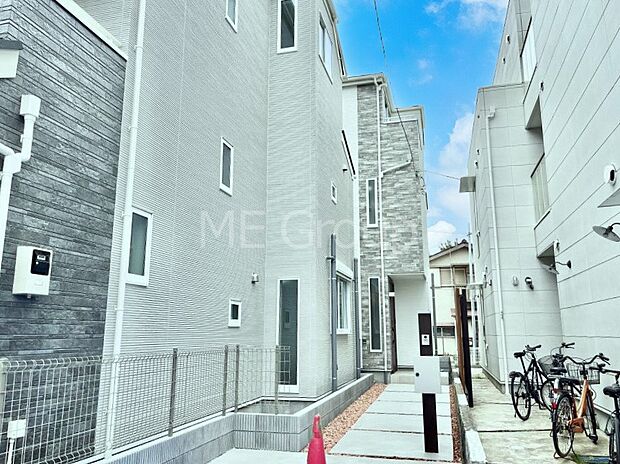 【現地外観写真】洗練された外観、上質な住空間が広がる室内は永く安心して過ごせる住居です。