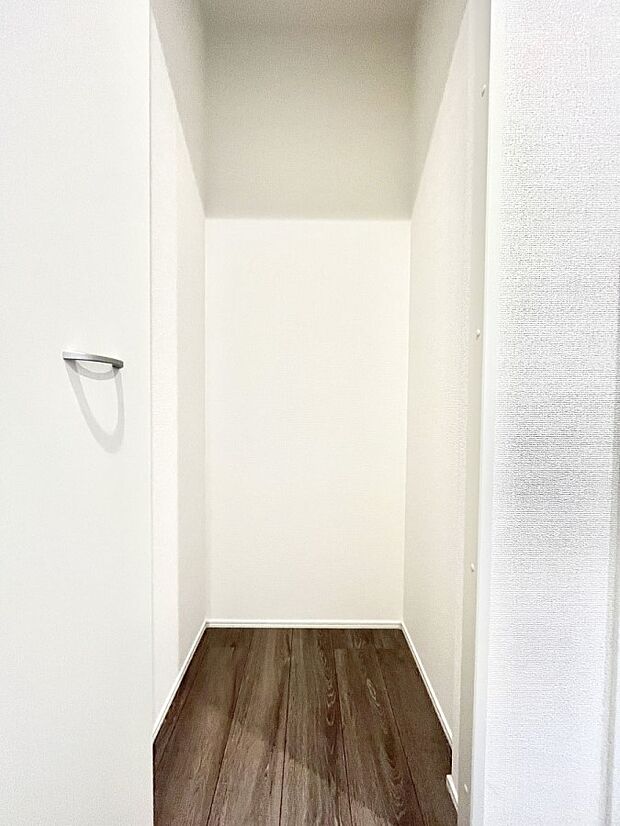 【玄関ホール収納】玄関ホール収納です。掃除道具やお出かけ用グッズの収納に便利です。