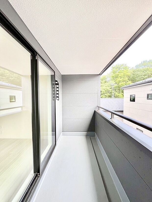 【バルコニー】ゆったりバルコニーだから沢山お洗濯ものを干せます。