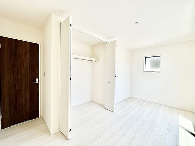 【寝室】収納が充実しているので居住スペースを広々使えます
