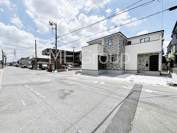 【前面道路含む現地写真】陽光と開放感に恵まれた角地。ここから始まる新生活を応援いたします！