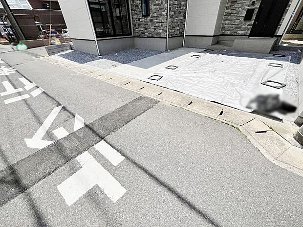 【駐車場】車の出し入れスムーズ！並列駐車2台分のカースペース付きです。