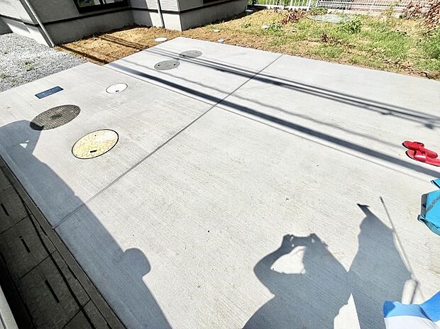 【駐車場】駐車2台可能！急なお客様の駐車に。また、ご家族の自転車スペースとしても大活躍。