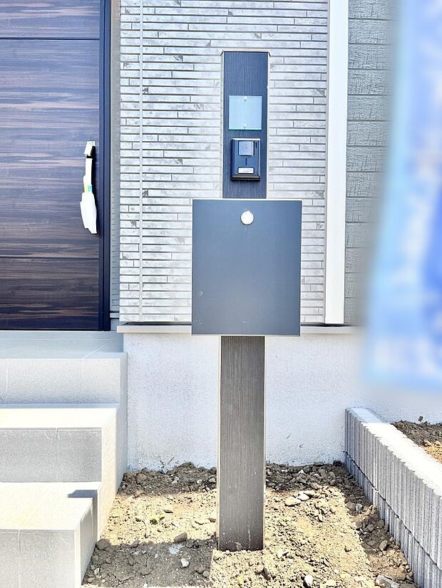 【その他現地】表札・インターホン・ポストをひとつに集約。エントランスになじむシンプルデザイン。