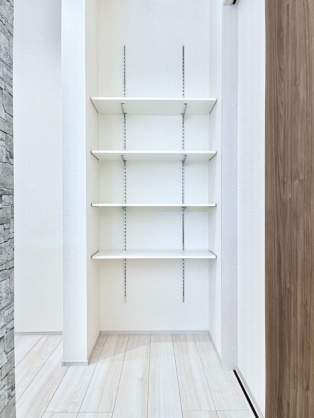 【収納】パントリーとしても利用できる可動棚付きキッチン収納
