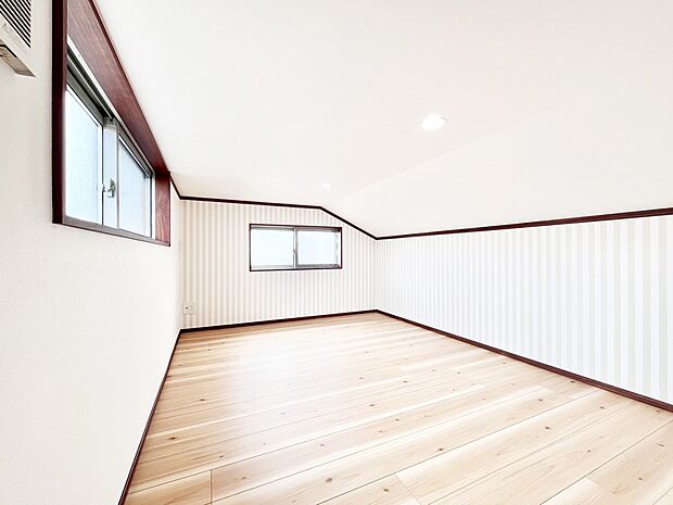 【その他内観】小窓付きの明るい小屋裏収納