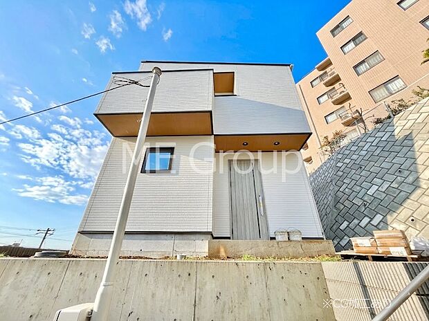【現地外観写真】洗練された外観、上質な住空間が広がる室内は永く安心して過ごせる住居です。