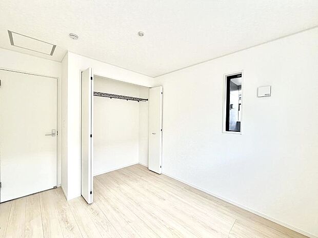 【寝室】収納が充実しているので居住スペースを広々使えます  