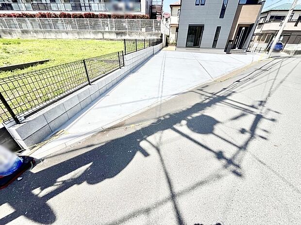 【駐車場】3台（車種による）駐車可！ご家族みんなの自転車も置ける広々カースペース。