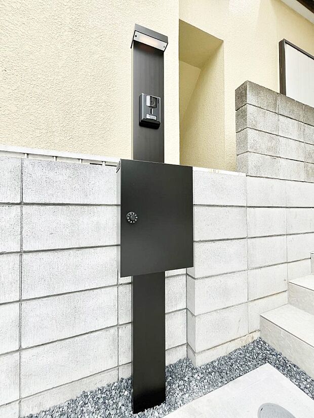 【その他現地】シンプルデザインのポスト。