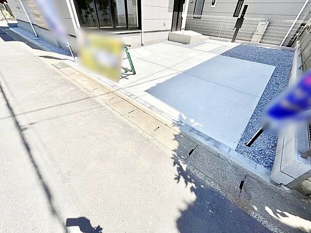 【駐車場】2台（車種による）駐車可！ご家族みんなの自転車も置ける広々カースペース。
