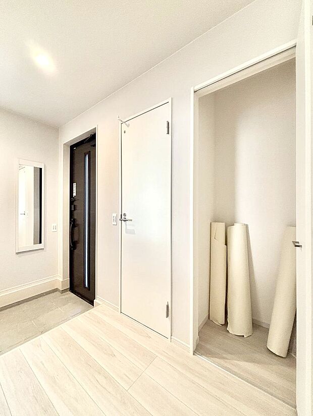 【玄関ホール収納】玄関ホール収納です。掃除道具やお出かけ用グッズの収納に便利です。