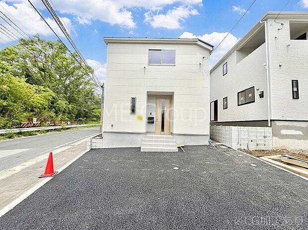 【現地外観写真】洗練された外観、上質な住空間が広がる室内は永く安心して過ごせる住居です。 
