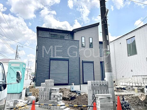 【現地外観写真】暮らしやすさと居心地の良さにこだわったシンプルで飽きのこないデザイン ！