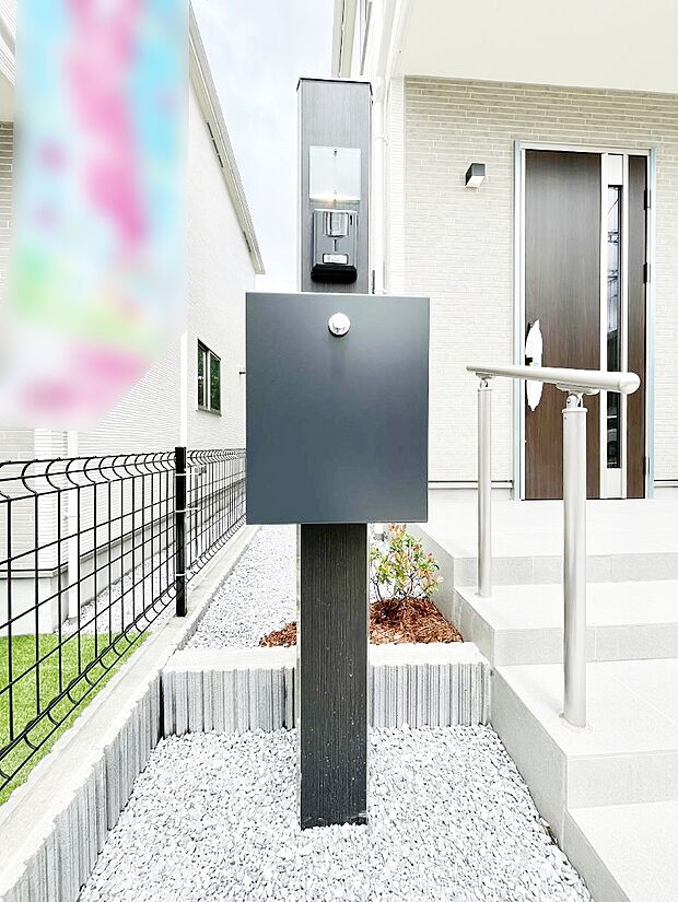【その他現地】シンプルなデザインのポスト