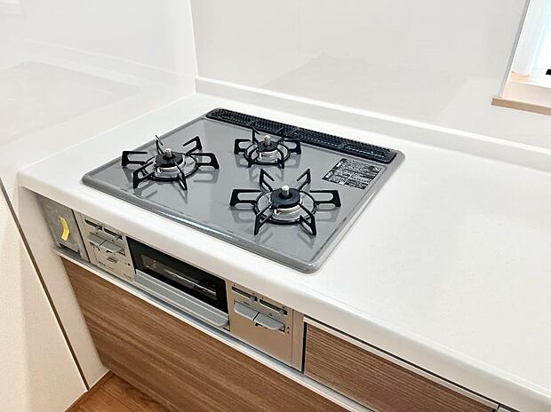 【三ツ口コンロ】三口ガスコンロでお料理が一気にはかどりそう  　