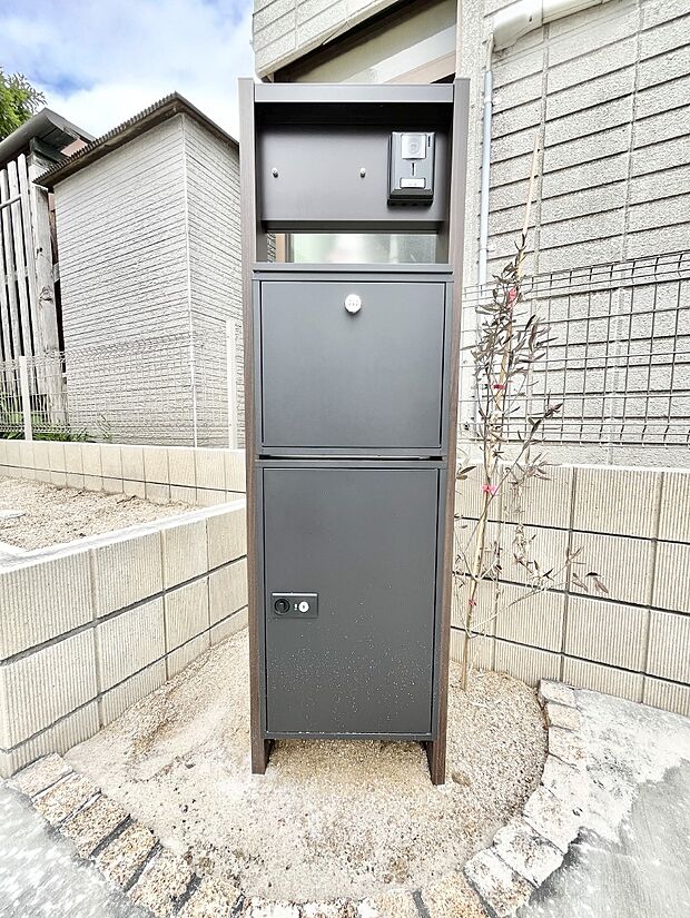 【その他現地】表札・インターホン・ポスト・宅配ＢＯＸをひとつに集約。エントランスになじむシンプルデザイン。