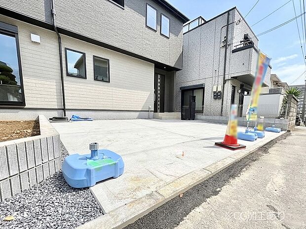 【駐車場】駐車2台可能！急なお客様の駐車に。また、ご家族の自転車スペースとしても大活躍。