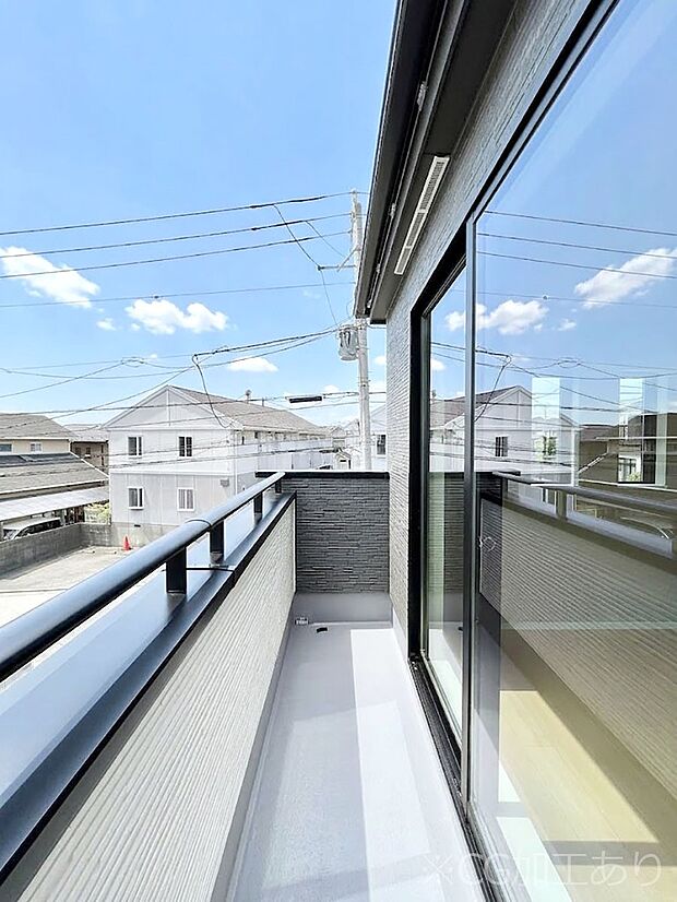 【バルコニー】南向きのバルコニー！ご家族の洗濯物はもちろん、お布団もたっぷり干せます！