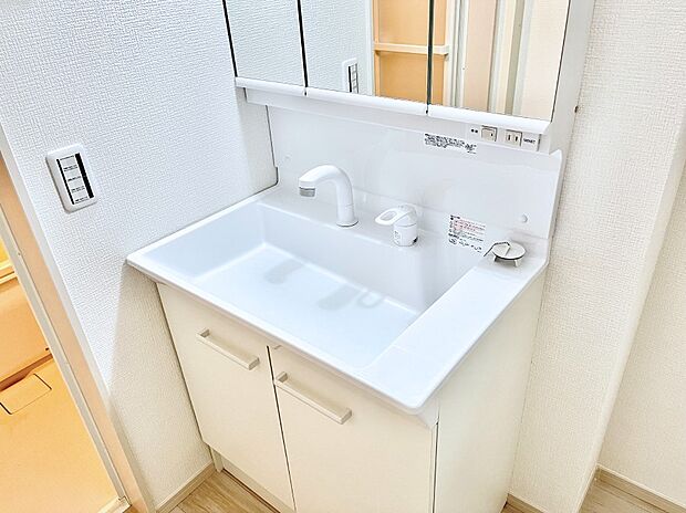 【シャワー水栓】ハンドシャワー付き!使いやすい洗面台。