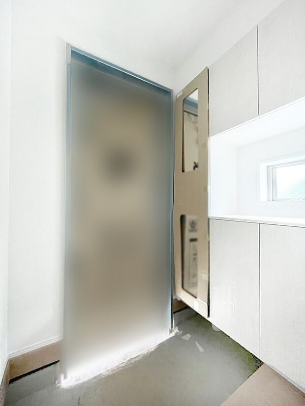【玄関】明るい玄関はお客様をお出迎えするのにぴったりです!
