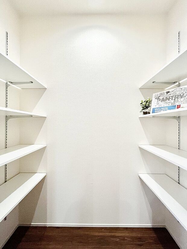 【収納】食品のストックや調理器具の保管に便利なパントリー　