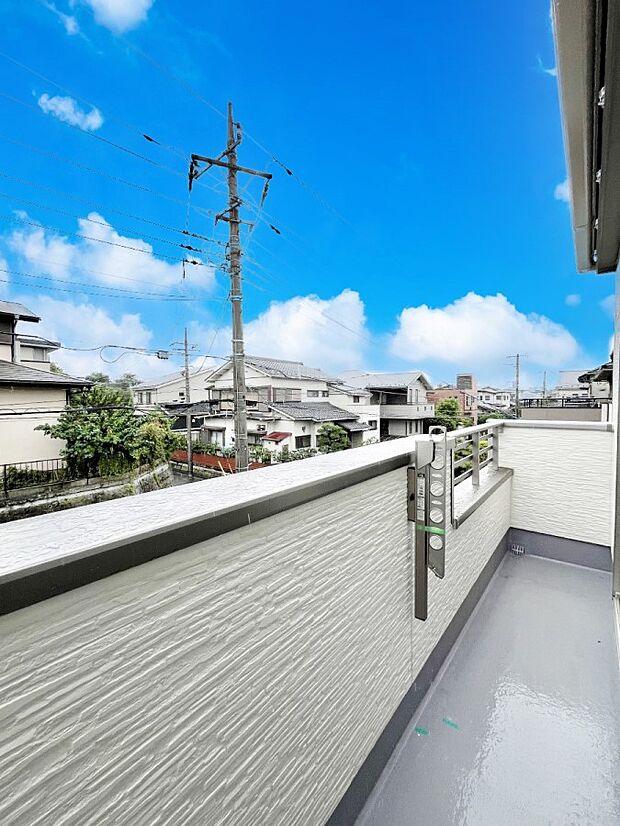 【バルコニー】ゆったりバルコニーだから沢山お洗濯ものを干せます。