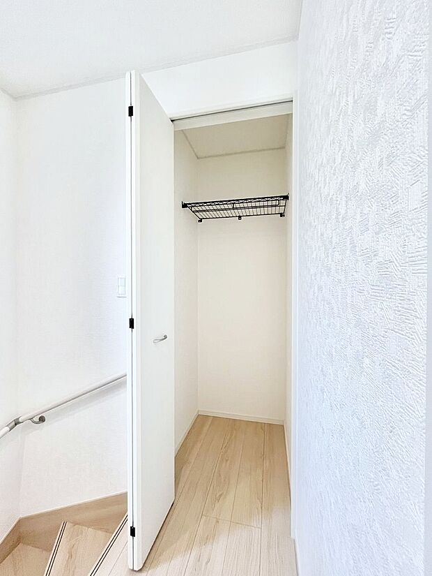 【廊下収納】廊下収納。掃除道具や季節の小物を収納することができます。