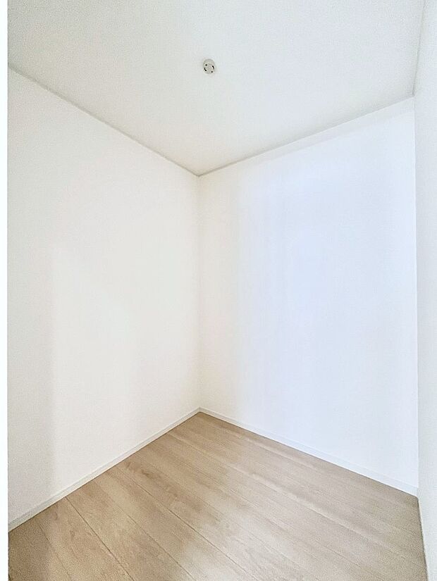 【収納】2階の納戸。収納だけではなく、テレワークルームやアトリエとしてもご利用いただけます。