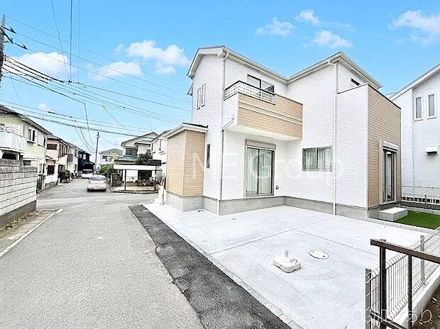 【前面道路含む現地写真】角地なので日当たりも良く、お家が堂々として見えます。
