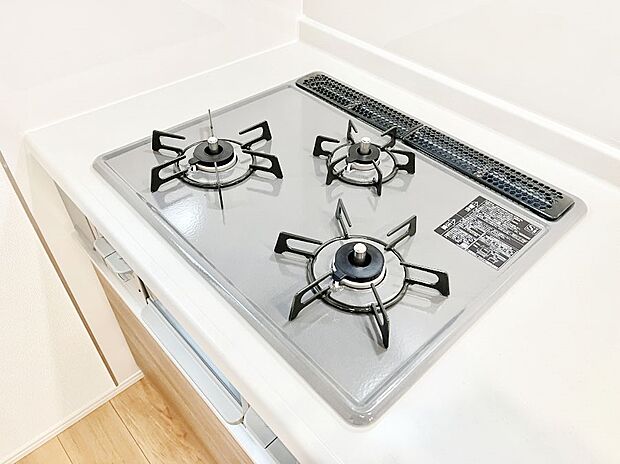 【Siセンサーコンロ】ガスコンロはSiセンサー搭載。火力調節や焦げ付き・消し忘れも防いでくれます。