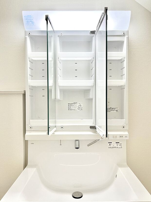 【三面鏡裏収納】三面鏡の裏に、化粧品や衛生用品などを収納可能。洗面台をすっきりと保ちます!