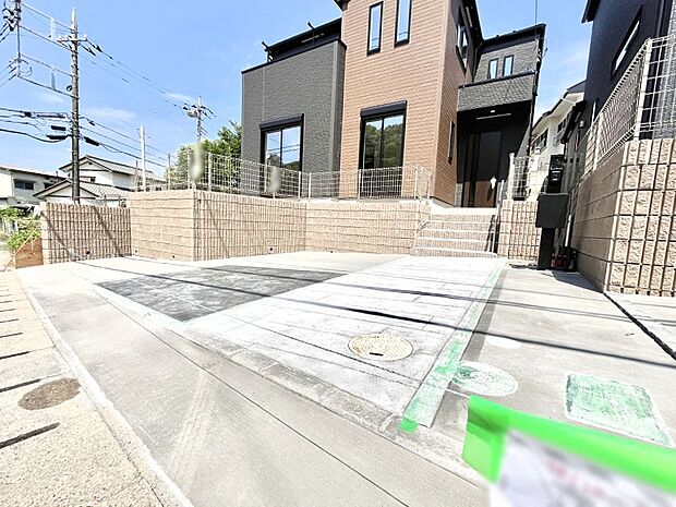 【駐車場】車の出し入れスムーズ!並列駐車2台分のカースペース付きです。
