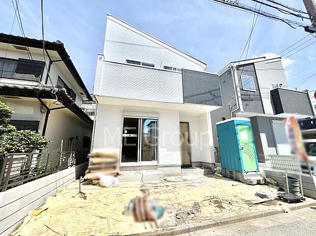【現地外観写真】暮らしやすさと居心地の良さにこだわったシンプルで飽きのこないデザイン ！