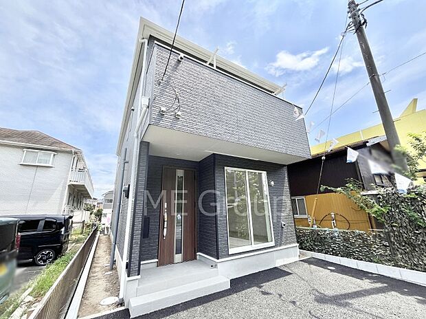 【現地外観写真】洗練された外観、上質な住空間が広がる室内は永く安心して過ごせる住居です。