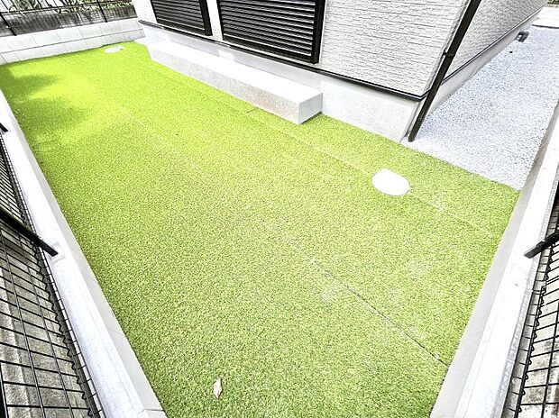 【庭】プランターを並べて季節のお花を楽しめるお庭付き。