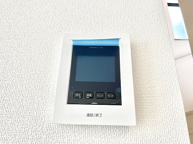 【TVモニター付きインターフォン】TVモニター付きインターフォンで防犯面も安心です。