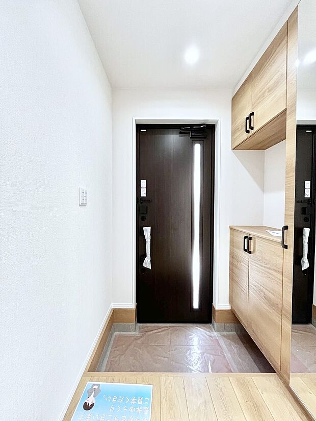 【玄関】飾り棚を利用して、お越しいただくお客様をおもてなしできます。