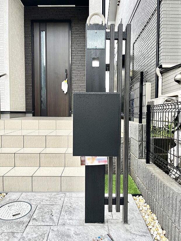 【その他現地】表札・インターホン・ポストをひとつに集約。エントランスになじむシンプルデザイン。