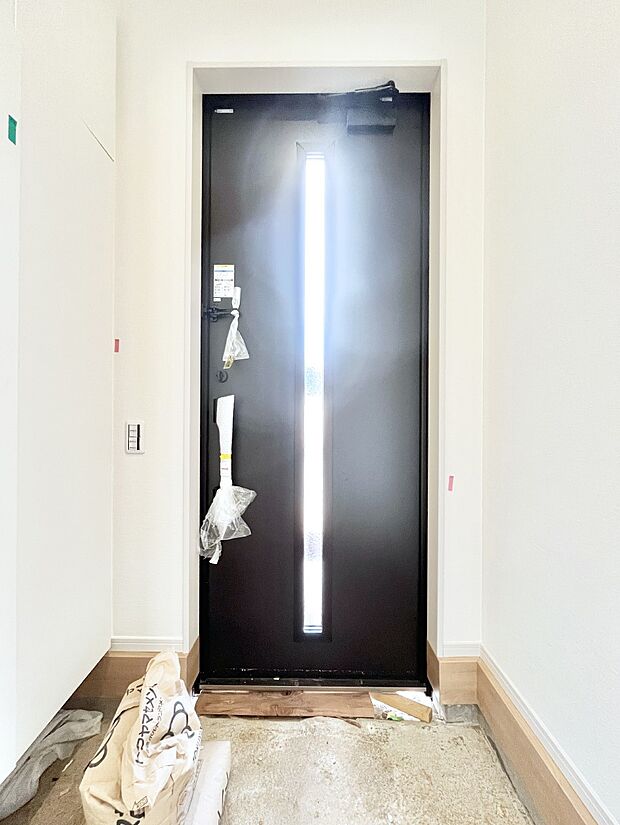 【玄関】ガラススリットの入った玄関ドアが室内に光を届けてくれます